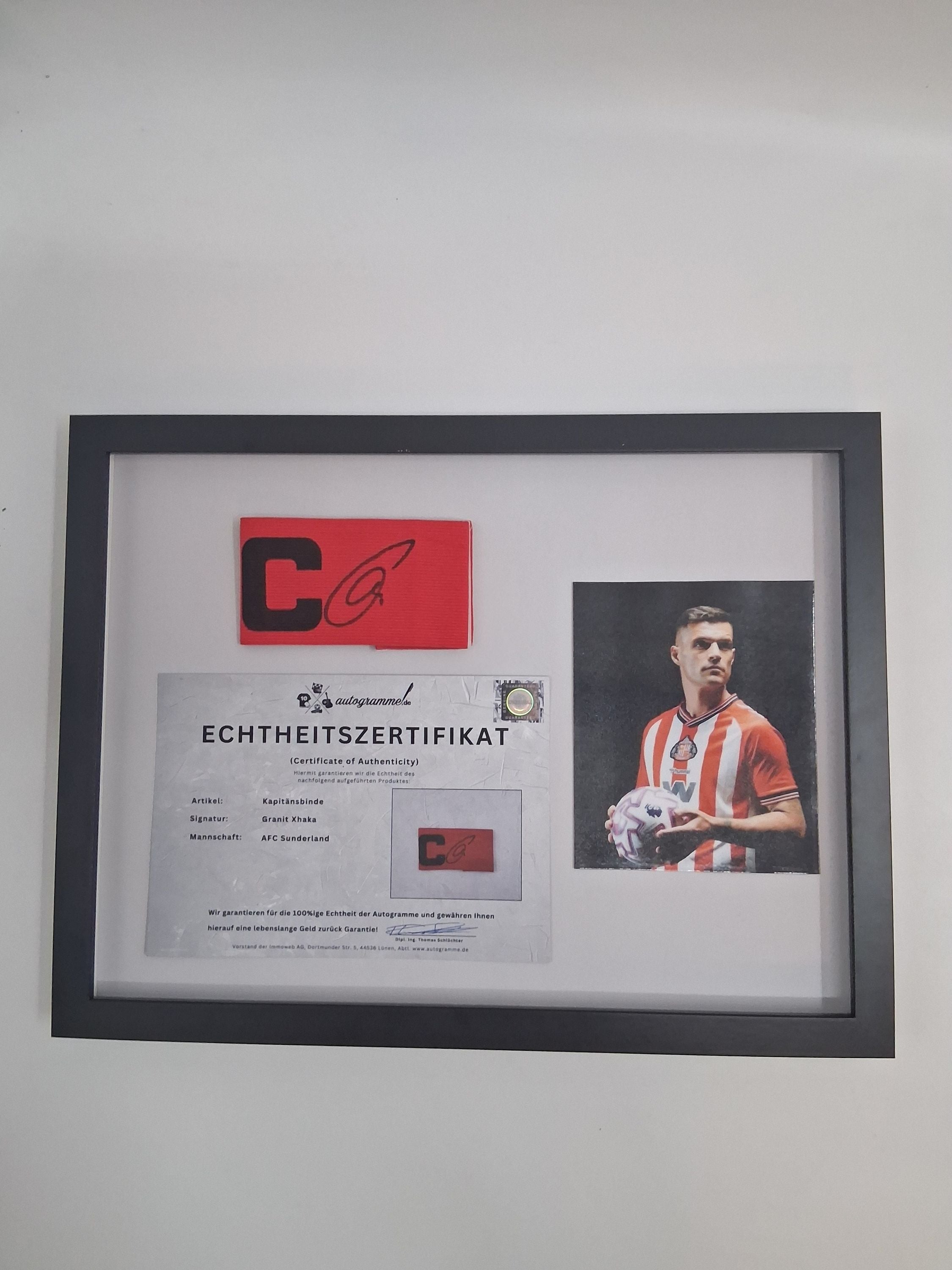 Kapitänsbinde Granit Xhaka signiert im Rahmen AFC Sunderland Autogramm Schweiz