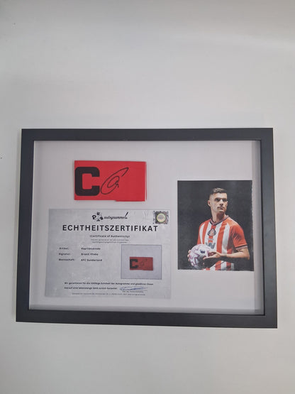 Kapitänsbinde Granit Xhaka signiert im Rahmen AFC Sunderland Autogramm Schweiz