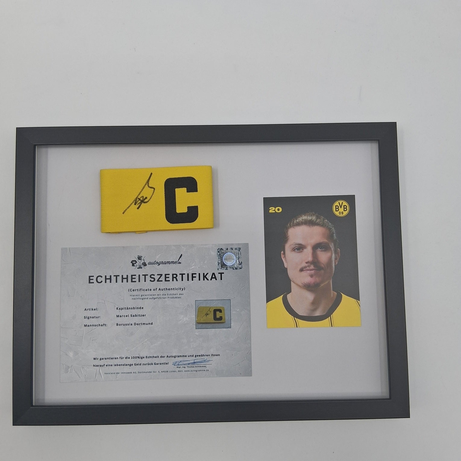 Kapitänsbinde Marcel Sabitzer signiert im Rahmen Borussia Dortmund COA
