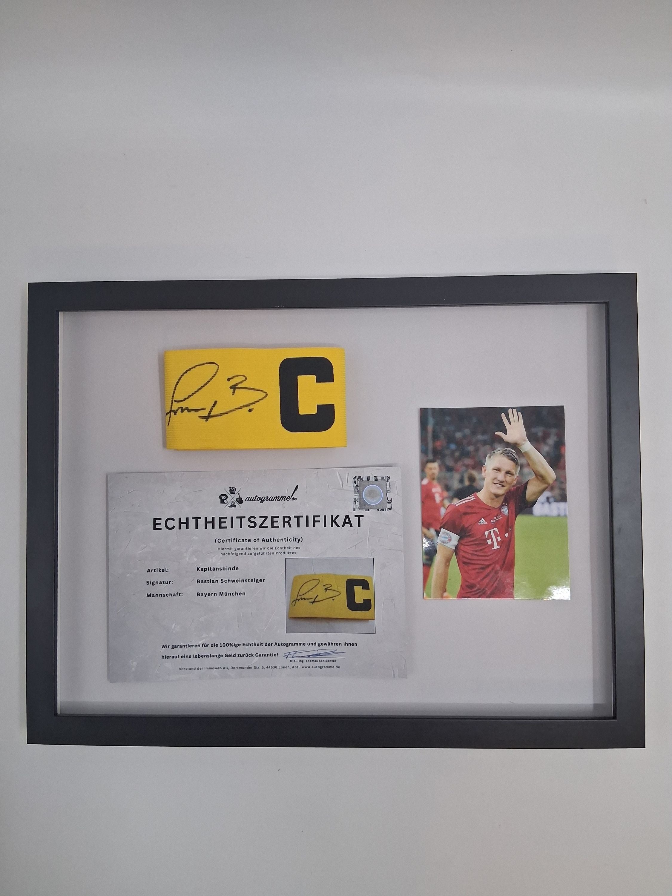 Kapitänsbinde Bastian Schweinsteiger signiert im Rahmen Bayern München Autogramm