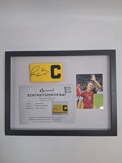 Kapitänsbinde Bastian Schweinsteiger signiert im Rahmen Bayern München Autogramm