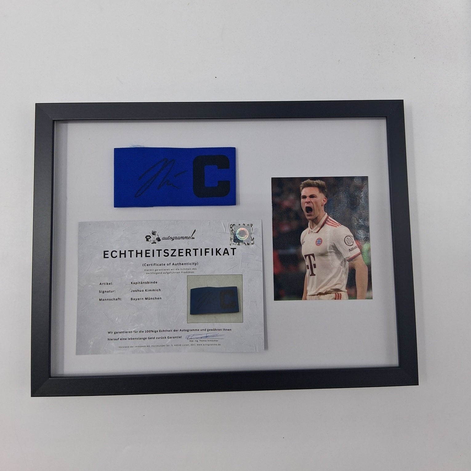 Kapitänsbinde Joshua Kimmich signiert im Rahmen Bayern München Autogramm