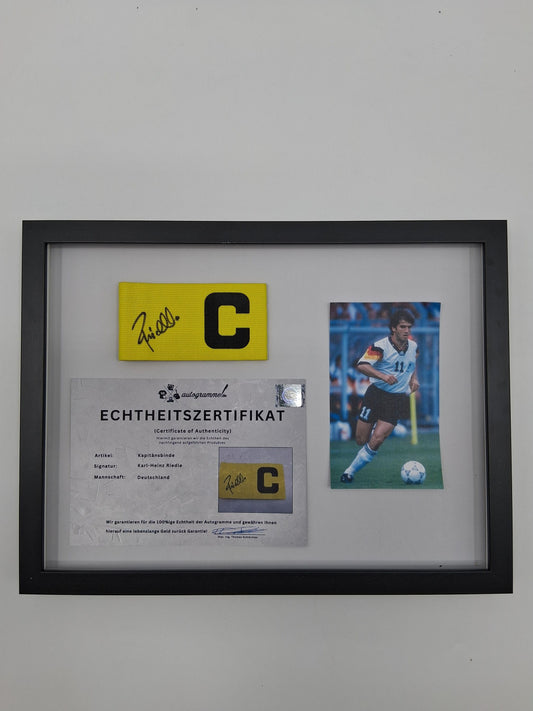Kapitänsbinde Karl-Heinz Riedle signiert im Rahmen DFB Fußball Autogramm COA