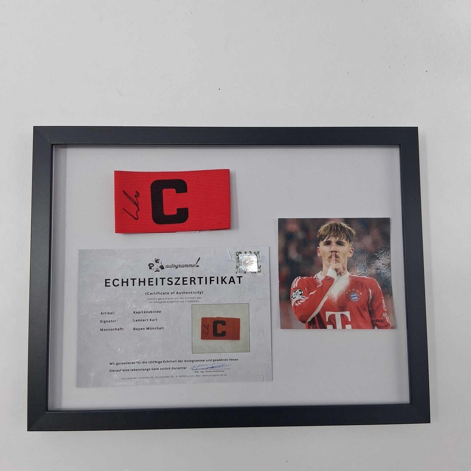 Kapitänsbinde Lennart Karl signiert im Rahmen Bayern München Autogramm