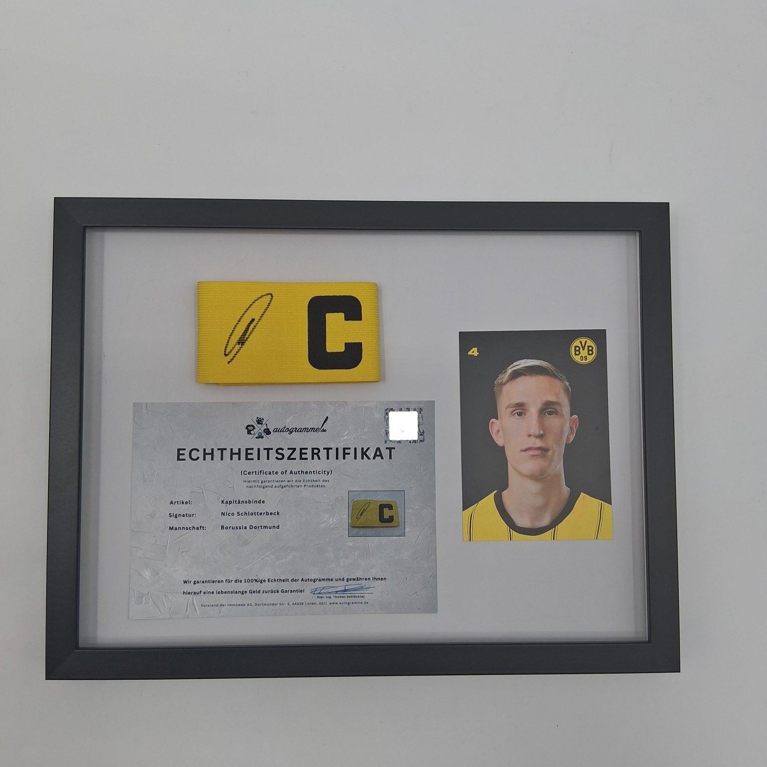 Kapitänsbinde Nico Schlotterbeck signiert im Rahmen Borussia Dortmund BVB COA