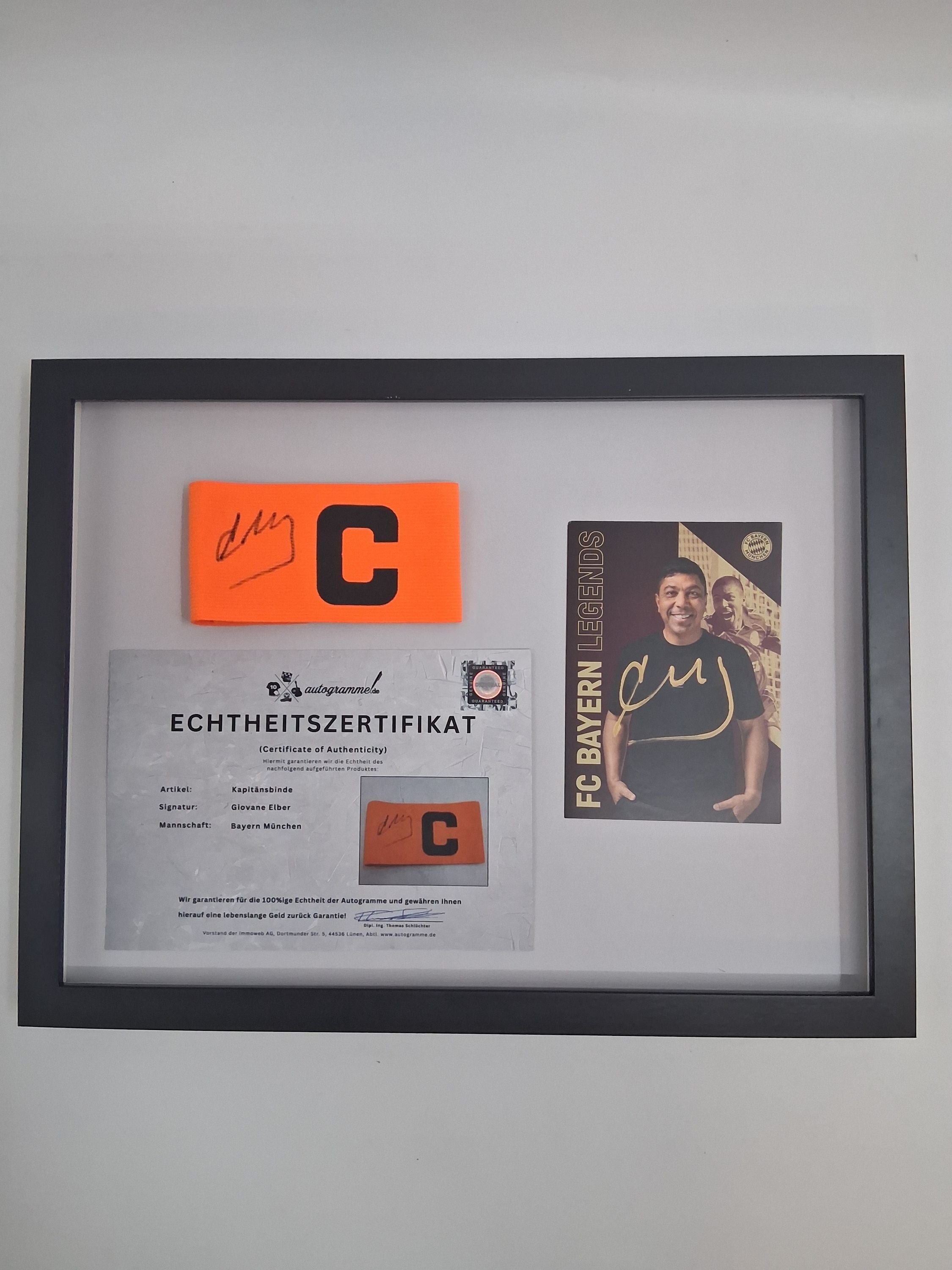 Kapitänsbinde Giovane Elber signiert im Rahmen Bayern München Autogramm