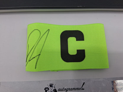 Kapitänsbinde Robert Andrich signiert im Rahmen DFB Autogramm