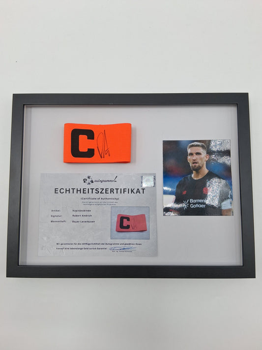 Kapitänsbinde Robert Andrich signiert im Rahmen Bayer 04 Leverkusen Autogramm