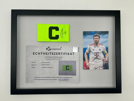 Kapitänsbinde Thomas Müller signiert im Rahmen FC Bayern München Fußball COA  Autogramm