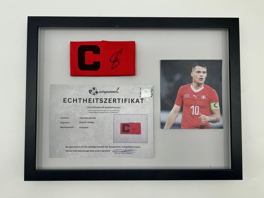 Kapitänsbinde Granit Xhaka signiert im Rahmen Schweiz Autogramm