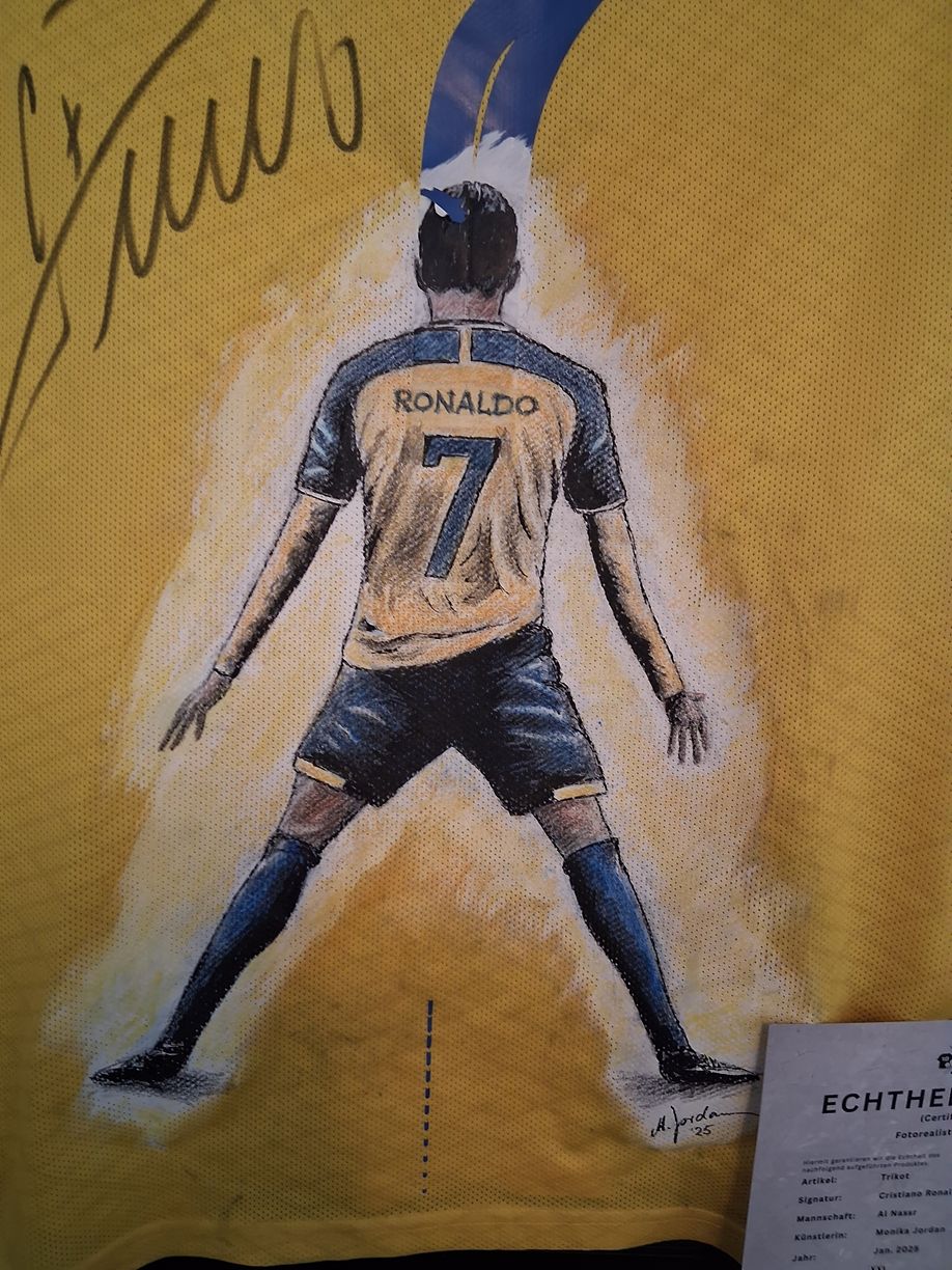 Al Nassr Trikot Portrait Ronaldo handgemalt und signiert im Rahmen XXL