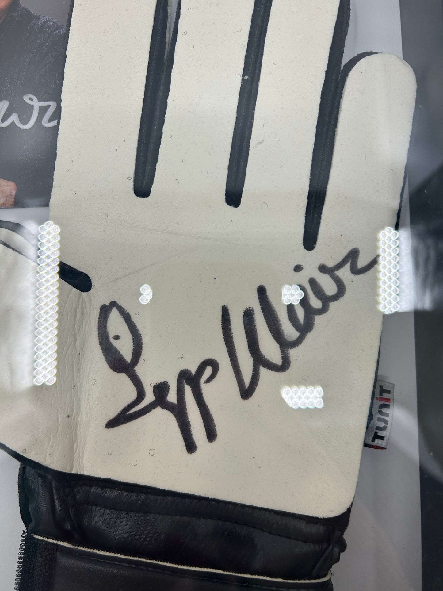 Torwarthandschuhe Sepp Meier signiert im Rahmen Autogramm Bayern München