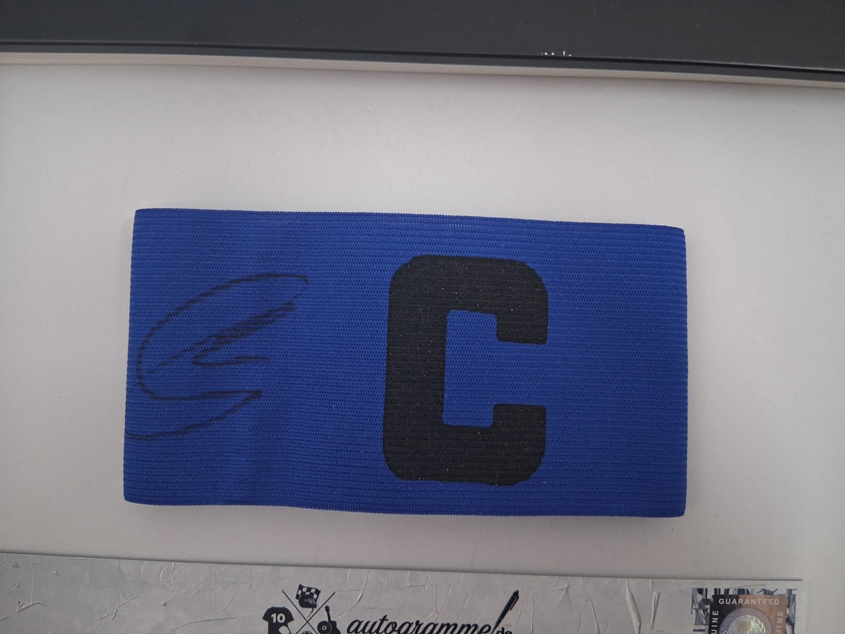 Kapitänsbinde Granit Xhaka signiert im Rahmen AFC Sunderland Schweiz Autogramm