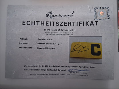 Kapitänsbinde Bastian Schweinsteiger signiert im Rahmen Bayern München Autogramm