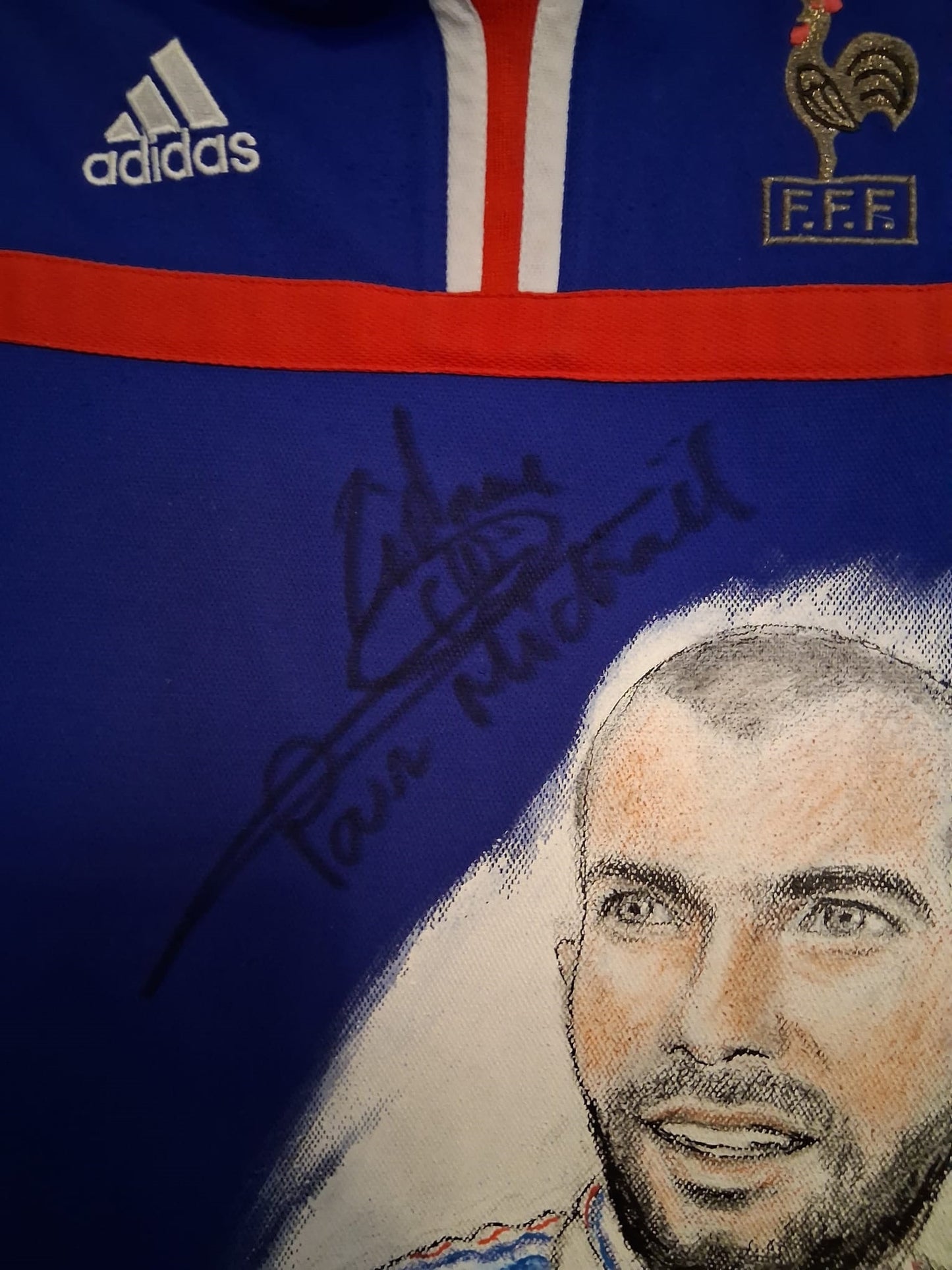 Frankreich Trikot Portrait Zinedine Zidane handgemalt und signiert im Rahmen 164