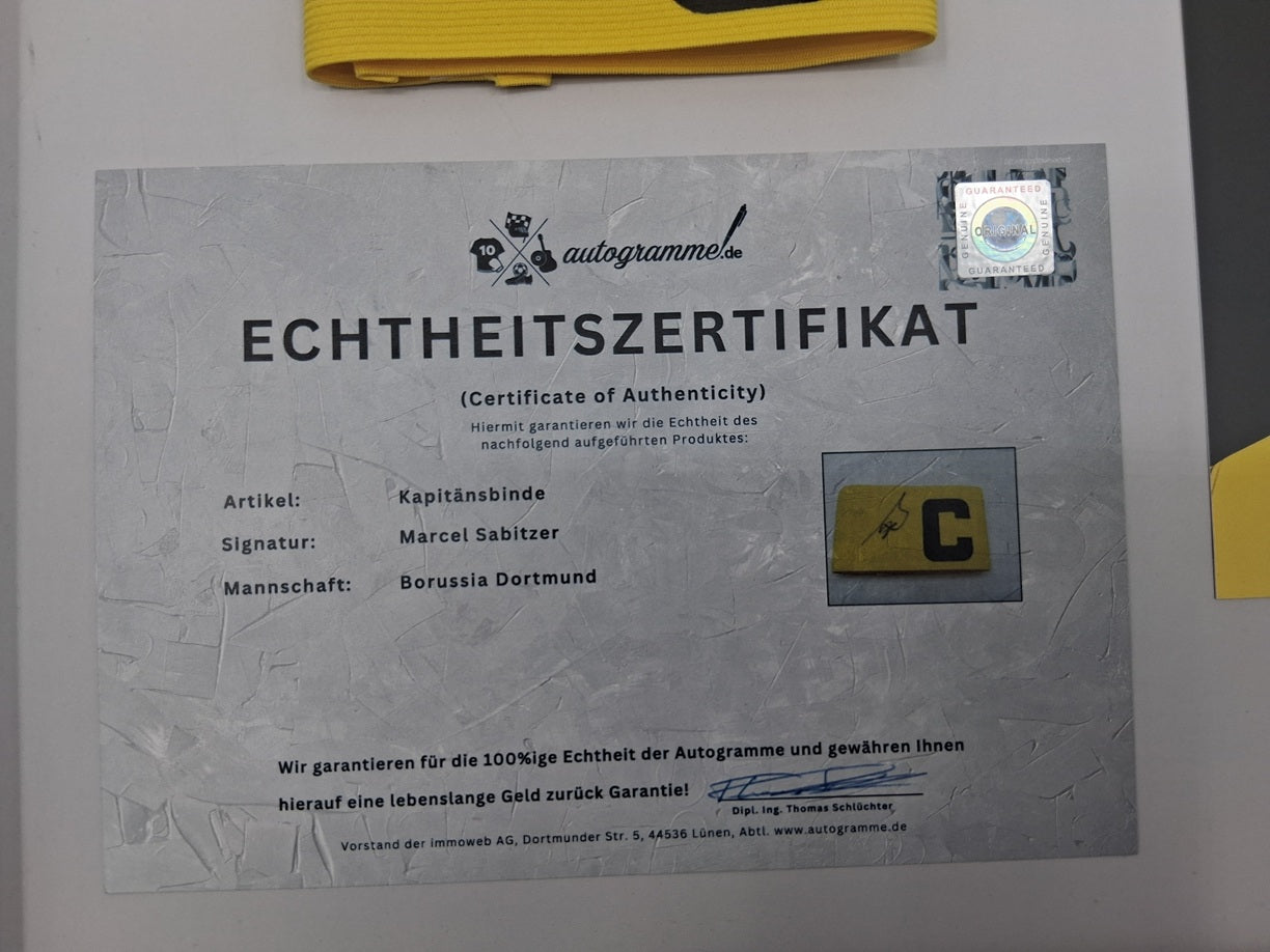 Kapitänsbinde Marcel Sabitzer signiert im Rahmen Borussia Dortmund COA