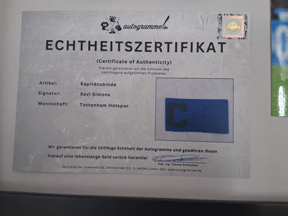 Kapitänsbinde Xavi Simons signiert im Rahmen Tottenham Hotspur Niederlande