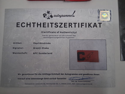Kapitänsbinde Granit Xhaka signiert im Rahmen AFC Sunderland Autogramm Schweiz