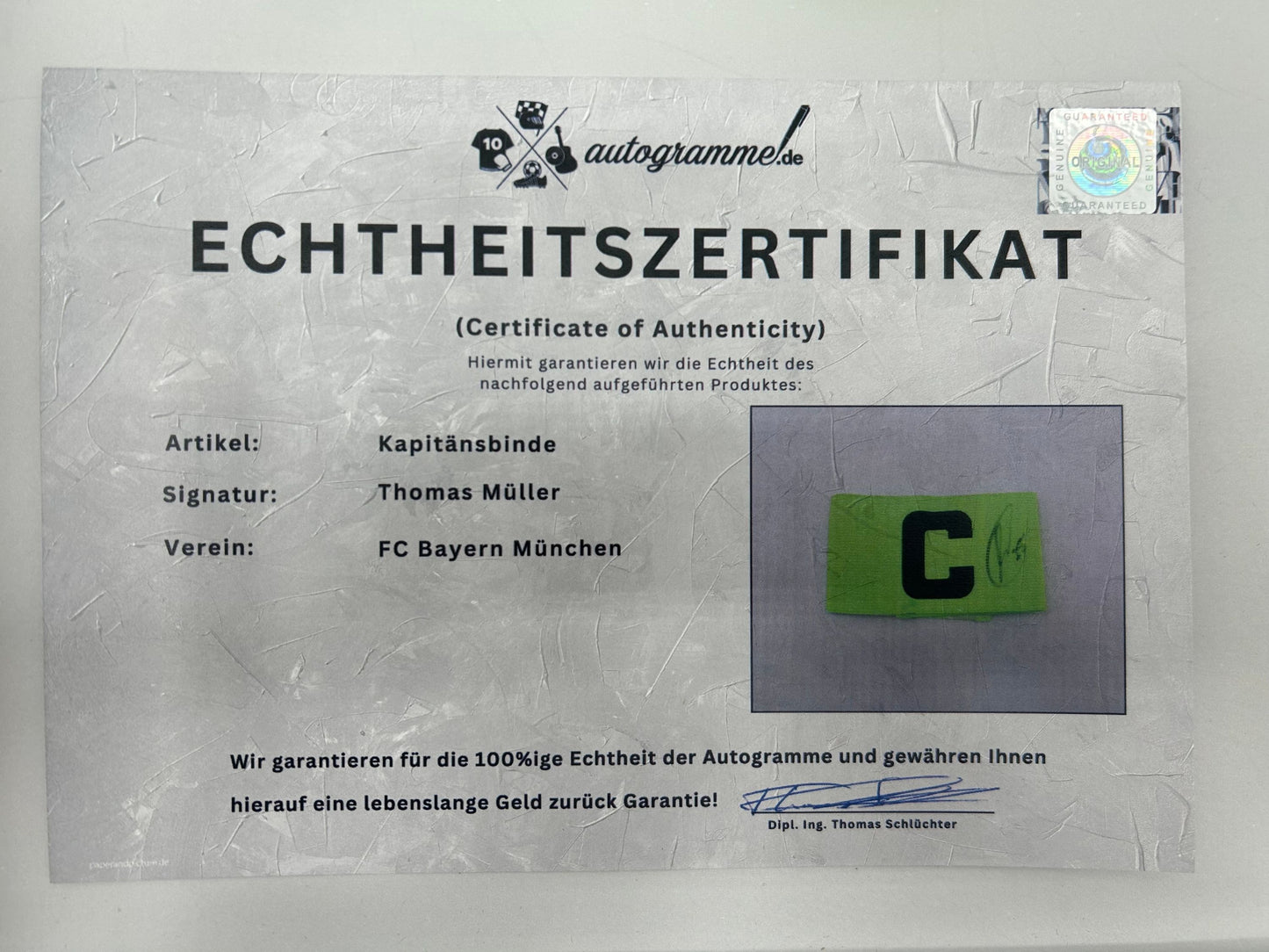 Kapitänsbinde Thomas Müller signiert im Rahmen FC Bayern München Fußball COA  Autogramm