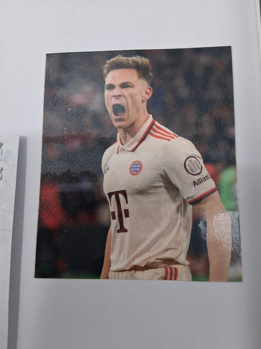 Kapitänsbinde Joshua Kimmich signiert im Rahmen Bayern München Autogramm