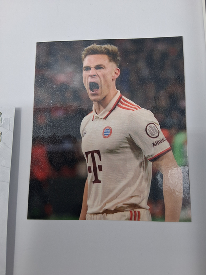 Kapitänsbinde Joshua Kimmich signiert im Rahmen Bayern München Autogramm