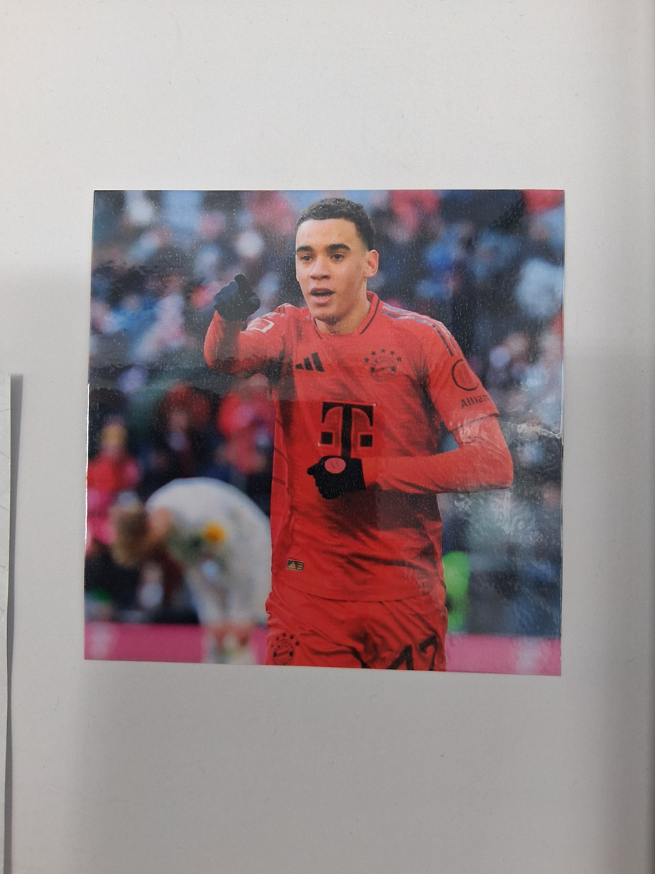 Kapitänsbinde Jamal Musiala signiert im Rahmen Bayern München Autogramm
