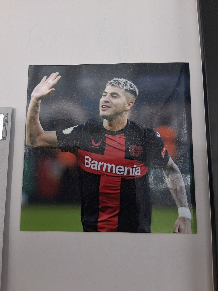 Kapitänsbinde Exequiel Palacios signiert im Rahmen Autogramm Bayer 04 Leverkusen