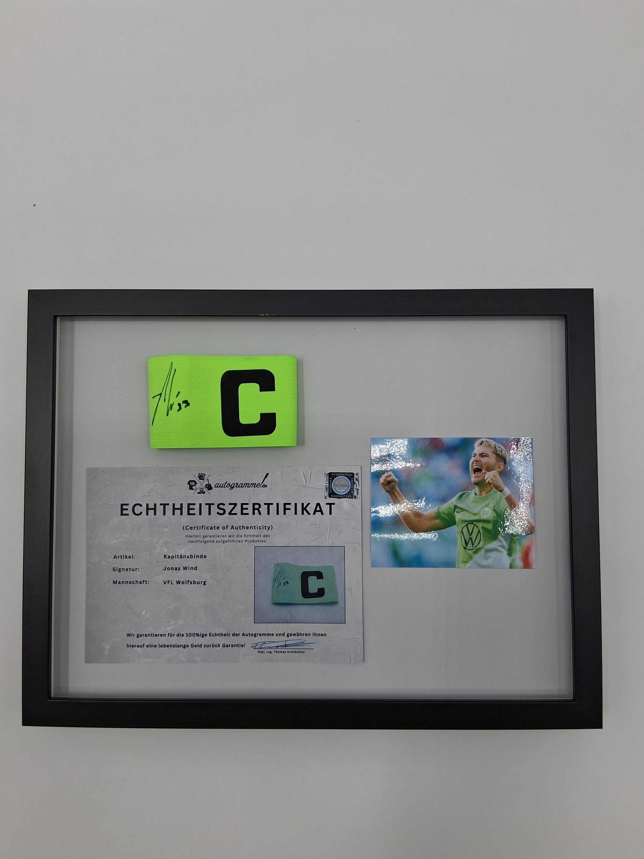Kapitänsbinde Jonas Wind signiert im Rahmen Wolfsburg Autogramm COA