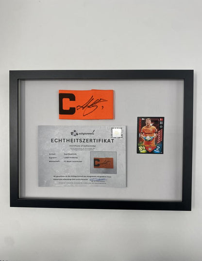 Kapitänsbinde Lukáš Hrádecký signiert im Rahmen Bayer Leverkusen Autogramm COA