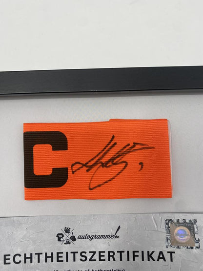 Kapitänsbinde Lukáš Hrádecký signiert im Rahmen Bayer Leverkusen Autogramm COA