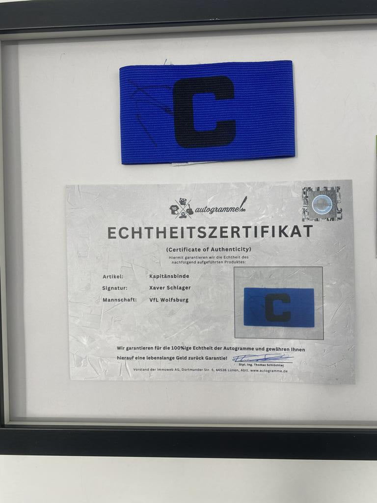 Kapitänsbinde Xaver Schlager signiert im Rahmen Wolfsburg Autogramm COA