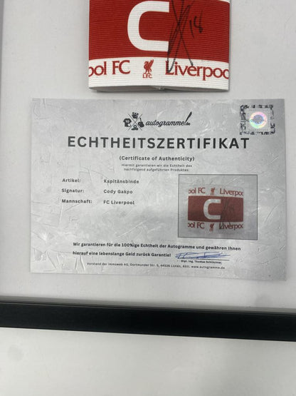 Kapitänsbinde Cody Gakpo signiert im Rahmen FC Liverpool Autogramm COA Fußball