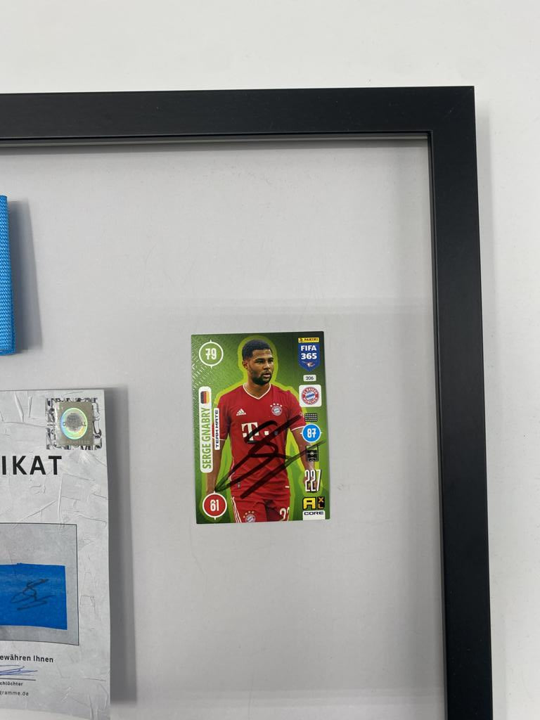 Kapitänsbinde Serge Gnabry signiert im Rahmen Bayern München Fußball Autogramm