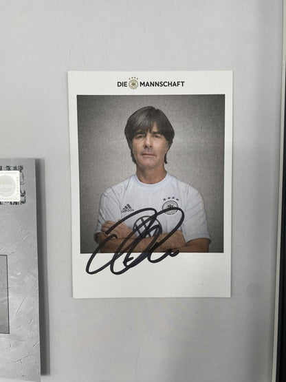 Kapitänsbinde Joachim Löw signiert im Rahmen Deutschland Autogramm COA Fußball