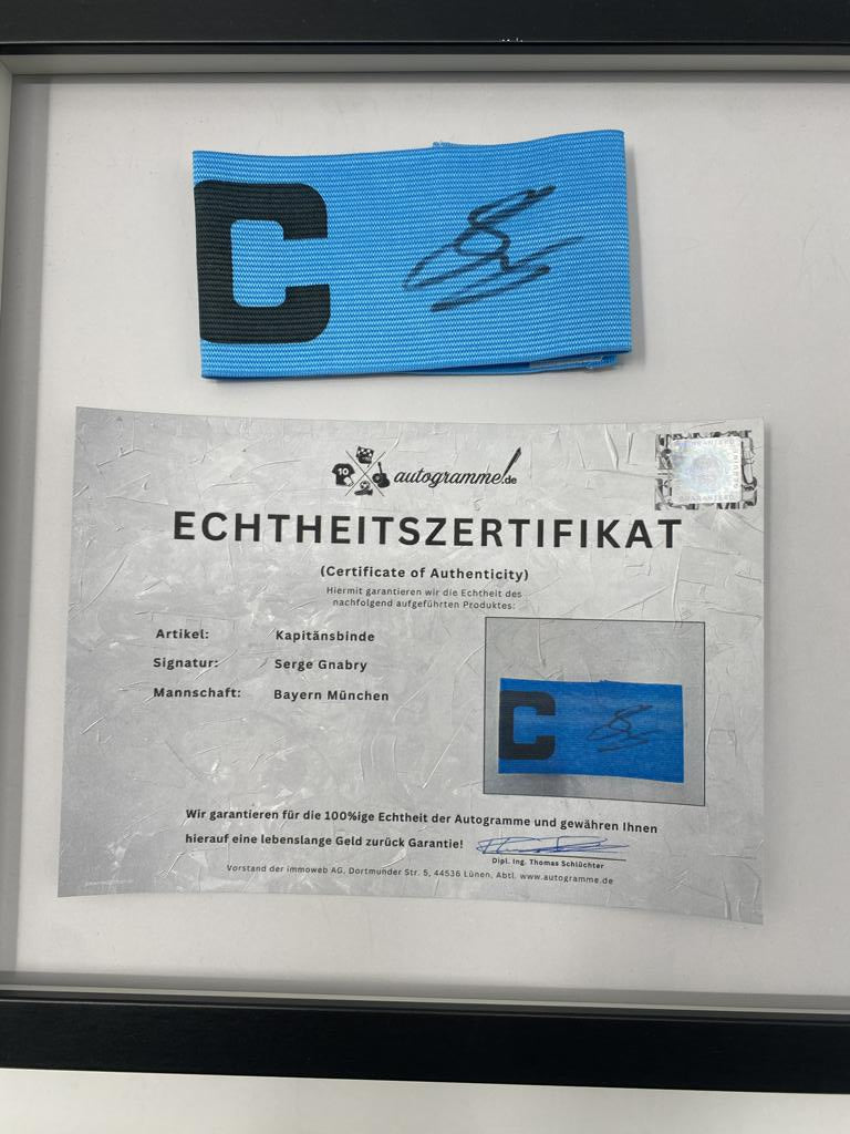 Kapitänsbinde Serge Gnabry signiert im Rahmen Bayern München Fußball Autogramm