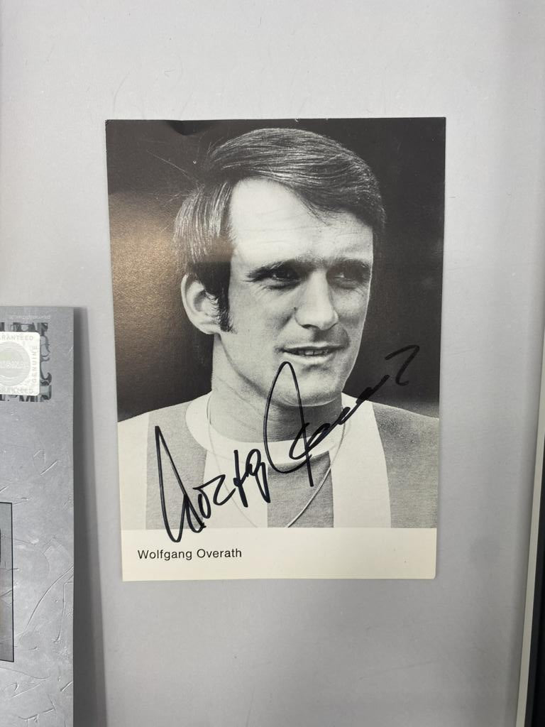 Kapitänsbinde Wolfgang Overath signiert im Rahmen Deutschland Autogramm COA