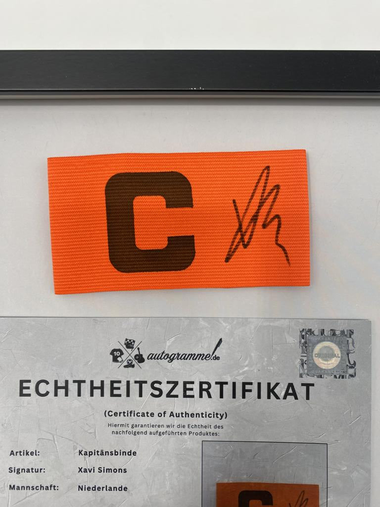 Kapitänsbinde Xavi Simons signiert im Rahmen Niederlande Autogramm