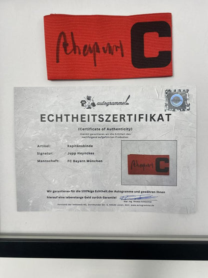 Kapitänsbinde Jupp Heynckes signiert im Rahmen Bayern München Autogramm Fußball