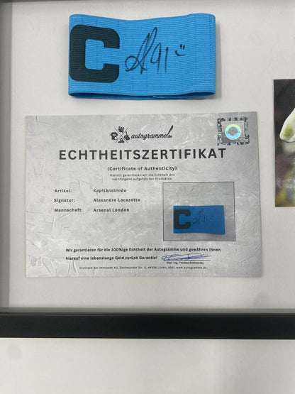 Kapitänsbinde Alexander Lacazette signiert im Rahmen FC Arsenal Autogramm COA