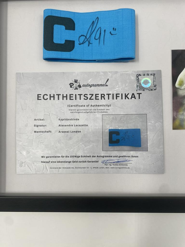 Kapitänsbinde Alexander Lacazette signiert im Rahmen FC Arsenal Autogramm COA