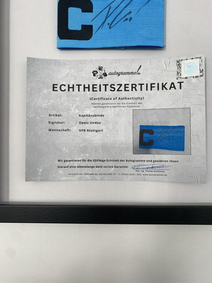 Kapitänsbinde Deniz Undav signiert im Rahmen VFB Stuttgart Fußball Autogramm
