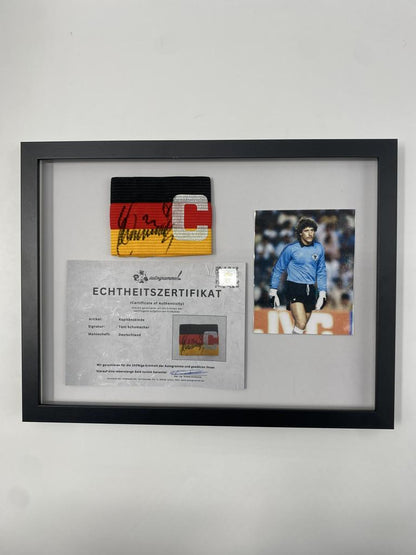 Kapitänsbinde Toni Schumacher signiert im Rahmen Deutschland Fußball Autogramm