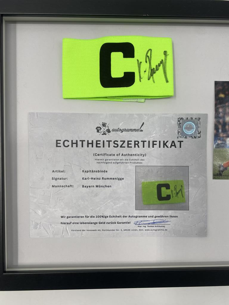Brazalete de capitán firmado por Karl-Heinz Rummenigge enmarcado, autógrafo del Bayern de Múnich