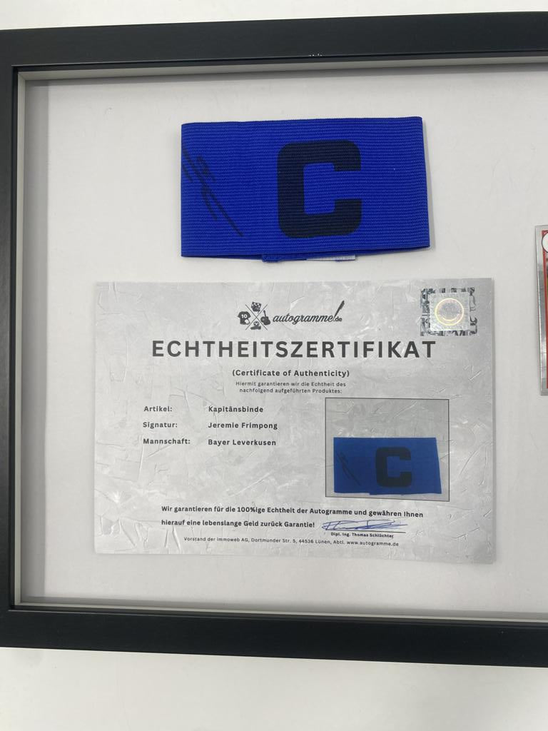 Kapitänsbinde Jeremie Frimpong signiert im Rahmen Bayer Leverkusen Autogramm