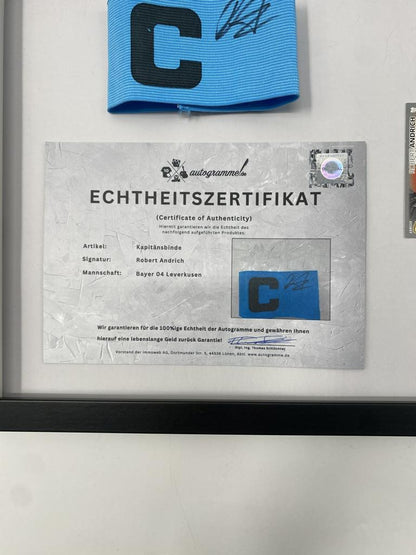 Kapitänsbinde Robert Andrich signiert im Rahmen Bayer 04 Leverkusen Autogramm