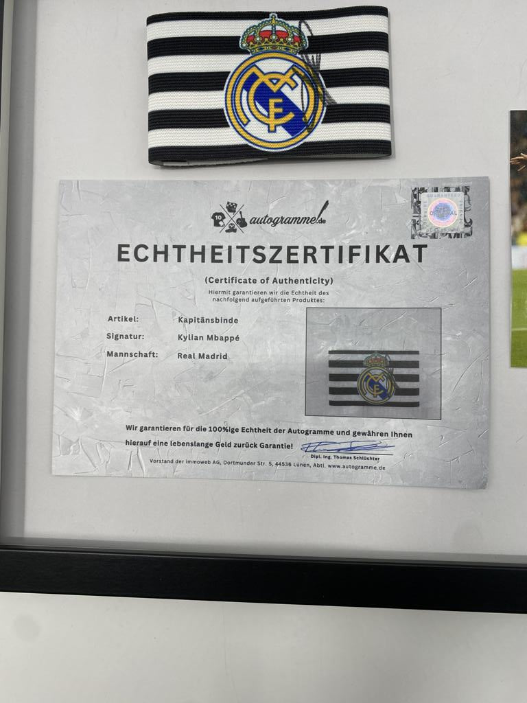 Kapitänsbinde Kylian Mbappe signiert im Rahmen Real Madrid COA Autogramm