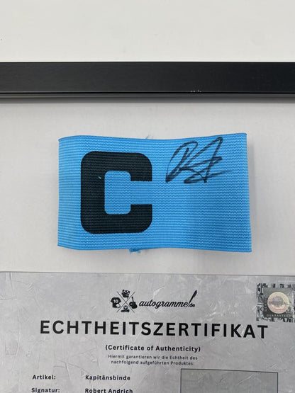 Kapitänsbinde Robert Andrich signiert im Rahmen Bayer 04 Leverkusen Autogramm