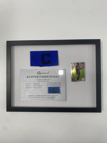 Kapitänsbinde Jeremie Frimpong signiert im Rahmen Bayer Leverkusen Autogramm