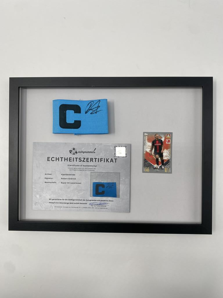 Kapitänsbinde Robert Andrich signiert im Rahmen Bayer 04 Leverkusen Autogramm