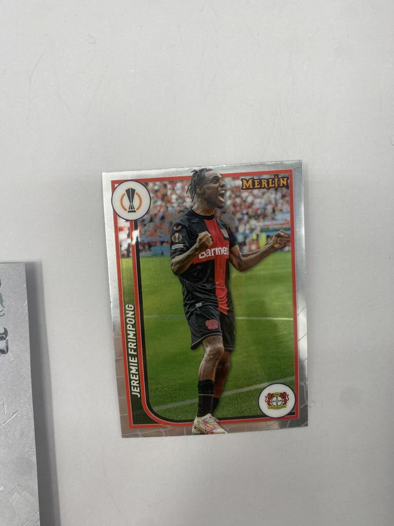 Kapitänsbinde Jeremie Frimpong signiert im Rahmen Bayer Leverkusen Autogramm